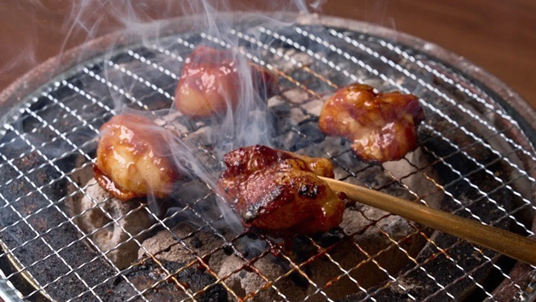 おやじ 青山総本店の炭火で焼くホルモン